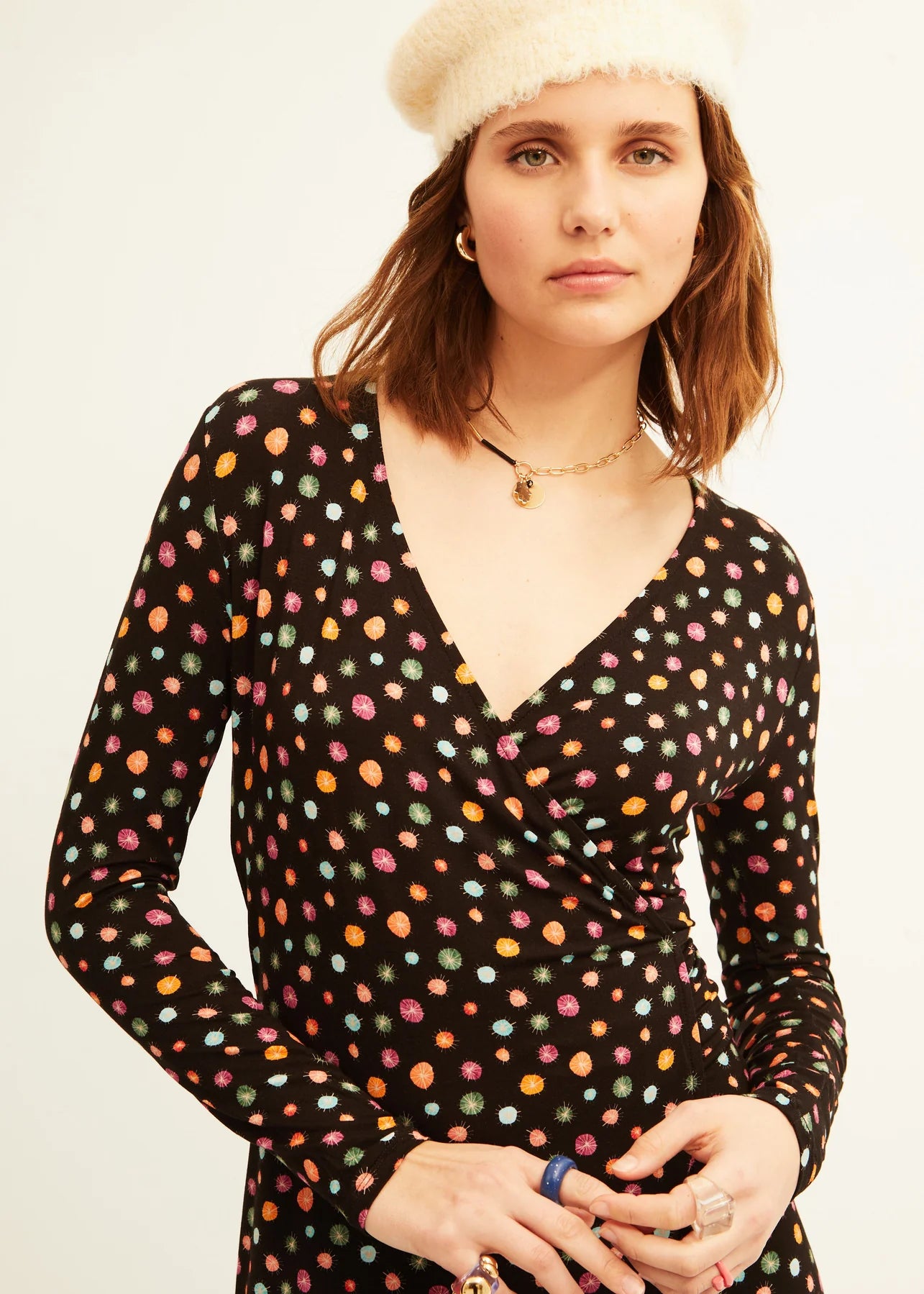 Vestido XANTIK Cuello Pico Apertura Lateral Black Dots & Stars