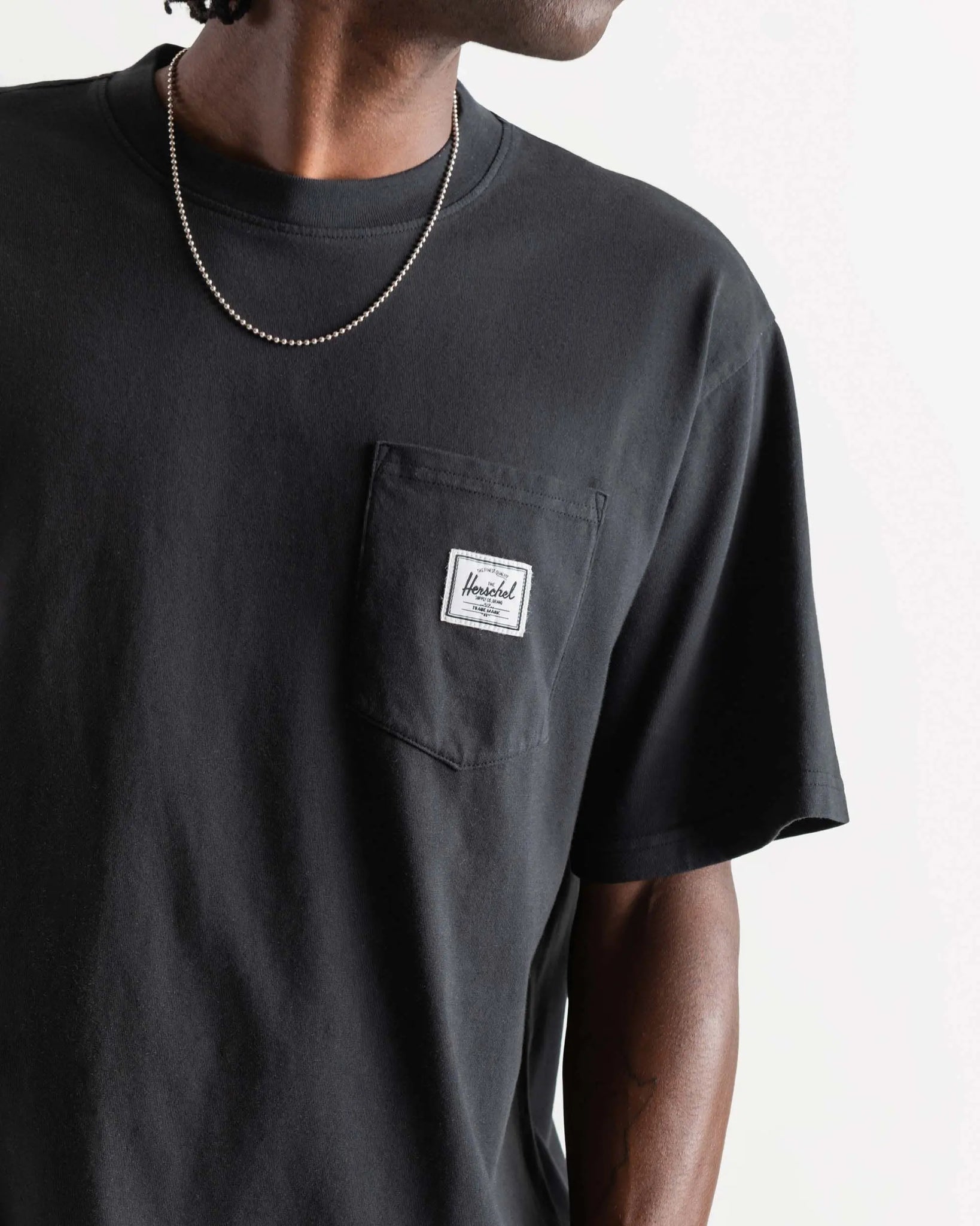 Camiseta HERSCHEL Pocket Black