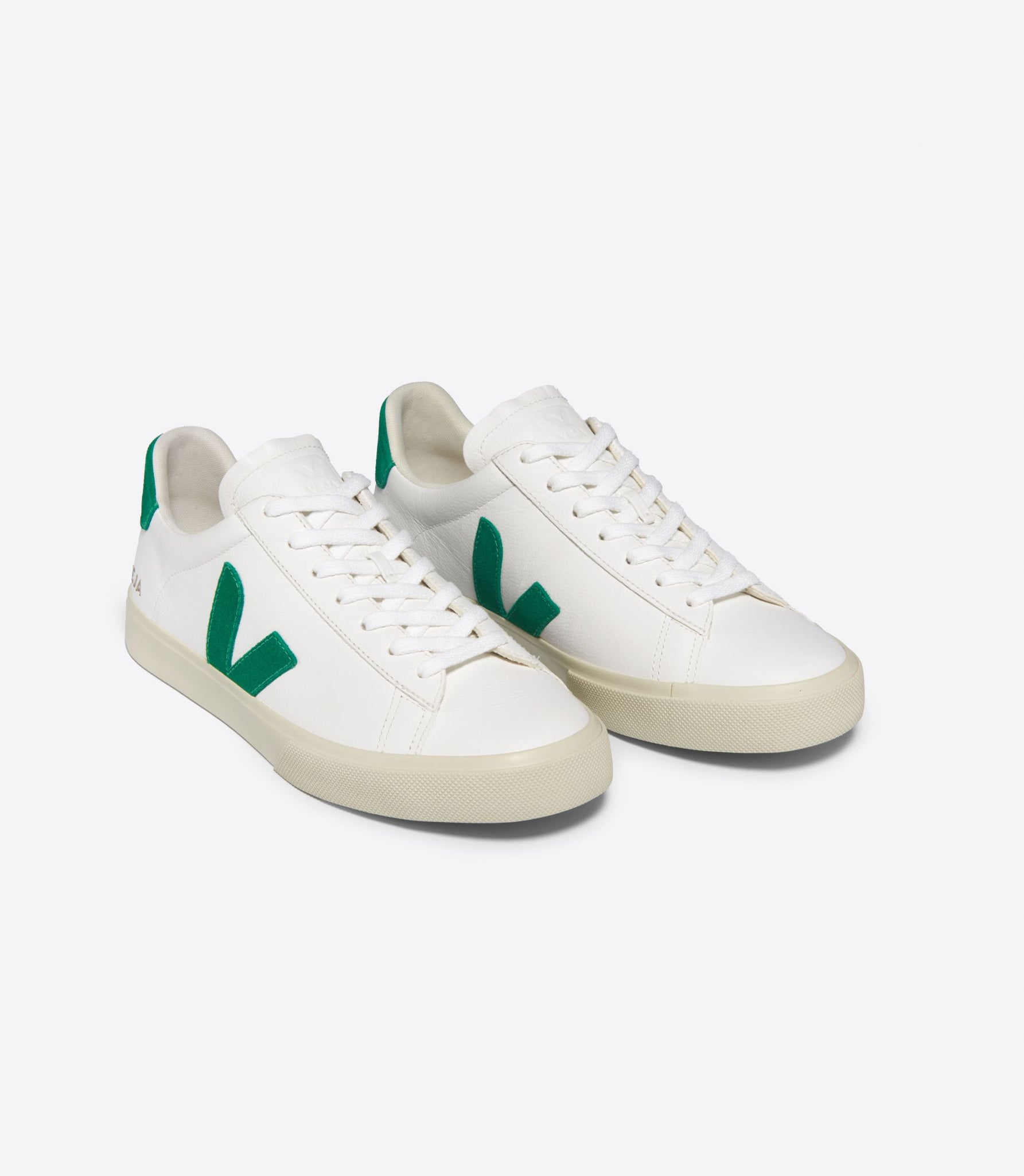 VEJA Campo Chromefree Leder-Sneaker in Weiß mit Emeraude-Motiv