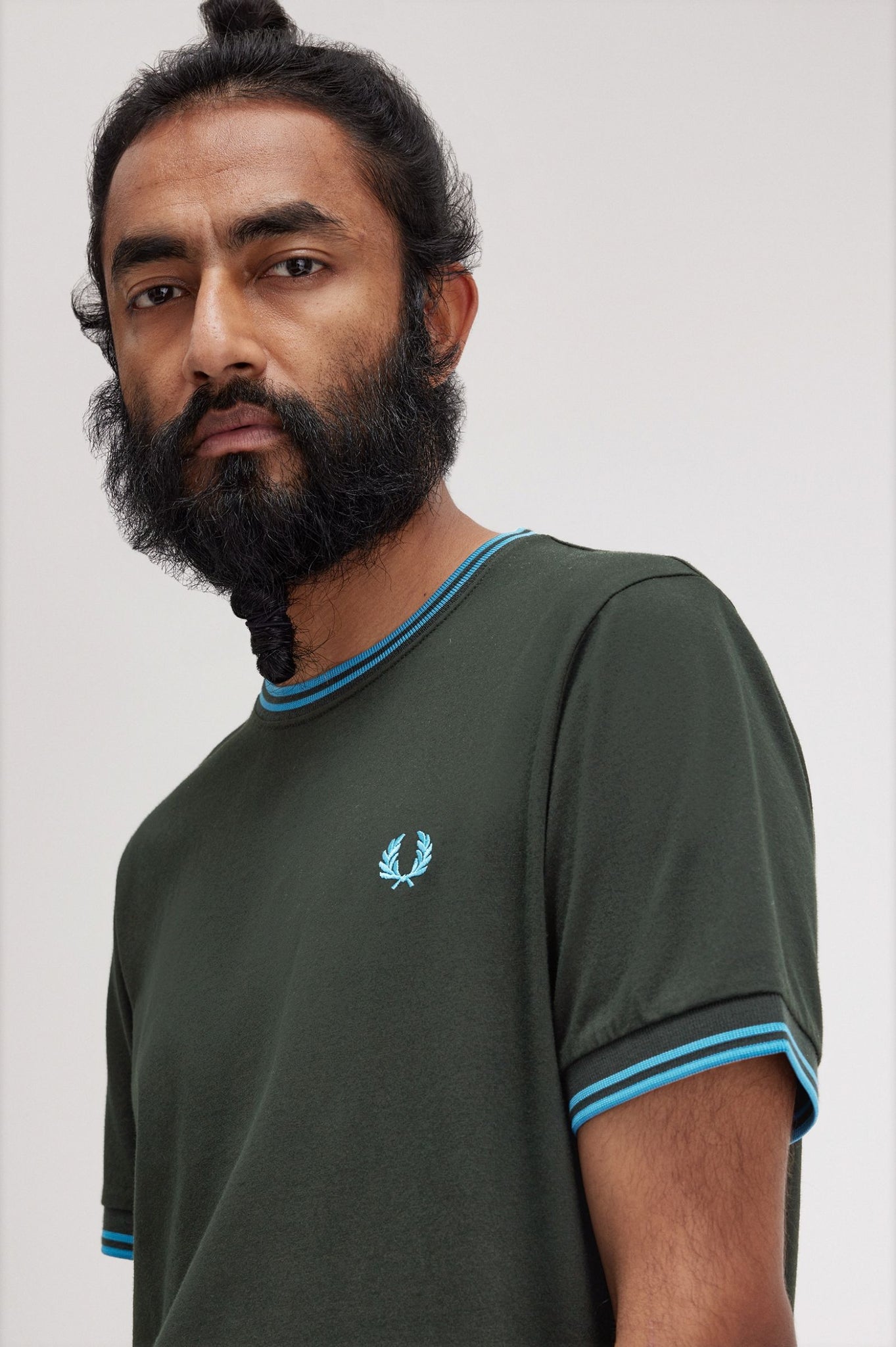 Camiseta FRED PERRY con Ribete Twin Tipped Verde Noche / Azul Océano