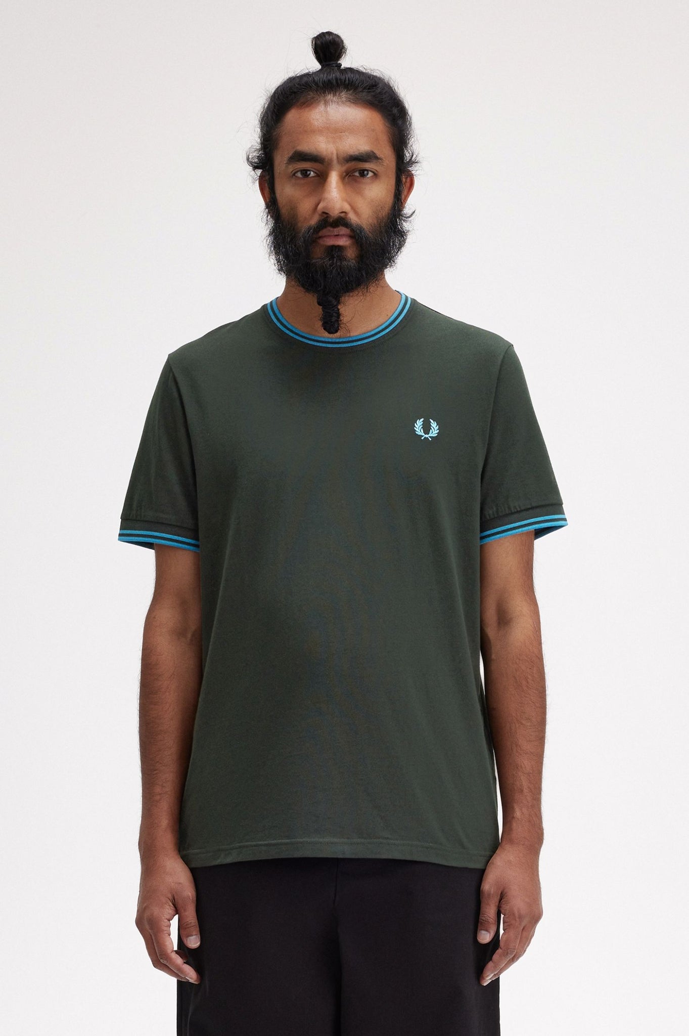 Camiseta FRED PERRY con Ribete Twin Tipped Verde Noche / Azul Océano