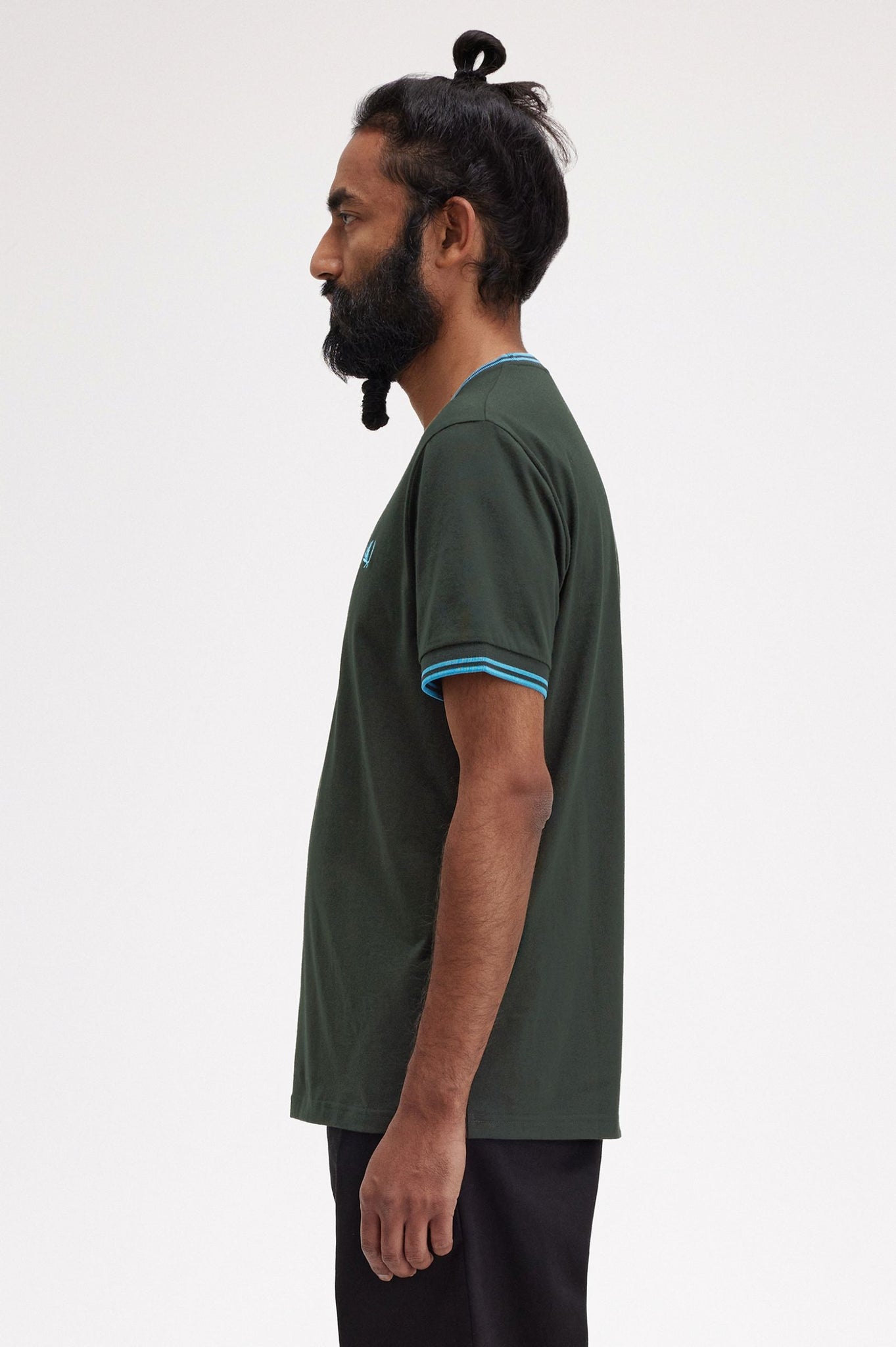 Camiseta FRED PERRY con Ribete Twin Tipped Verde Noche / Azul Océano