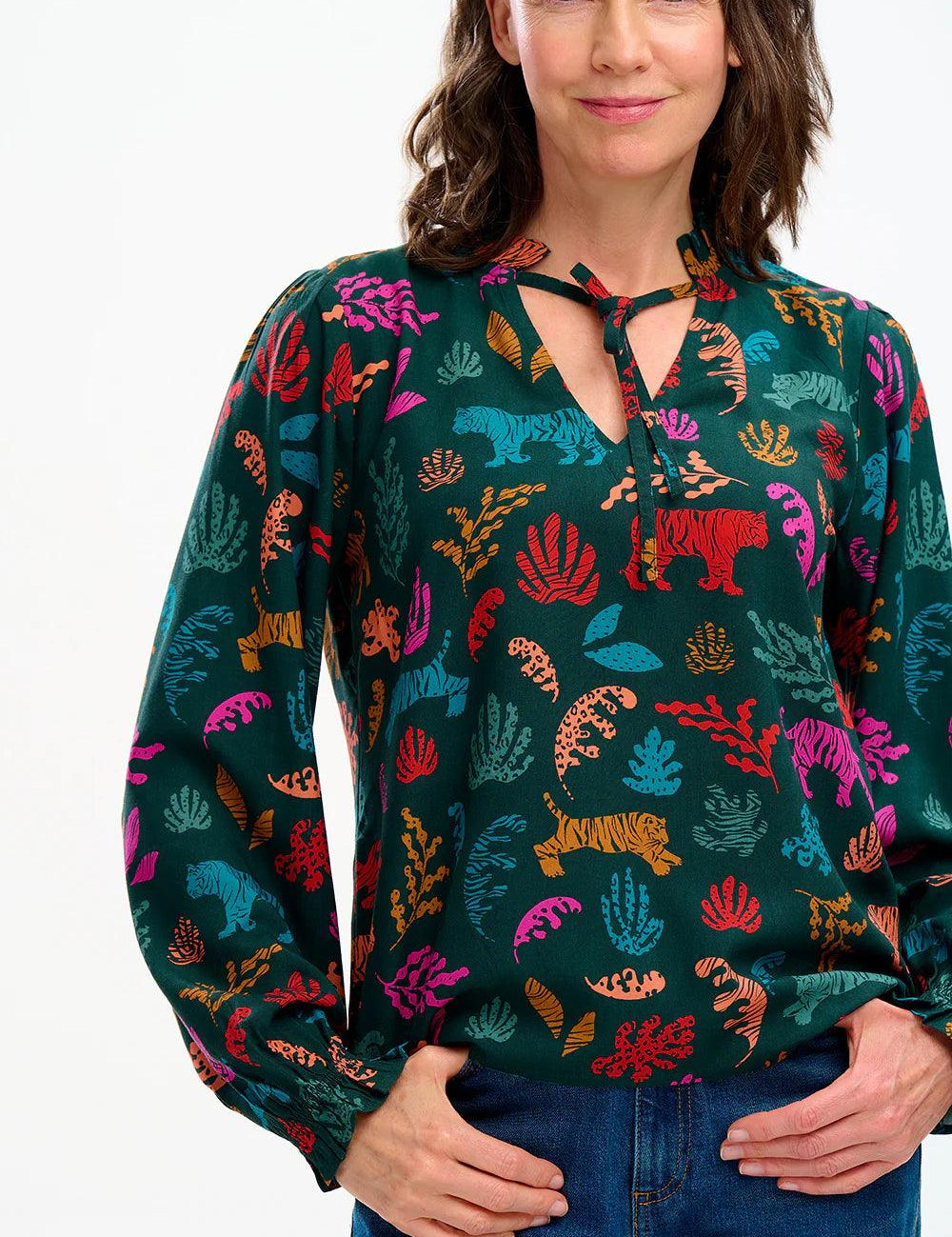 Camisa Sugarhill Candice Frill Dark Green Tiger Cutouts - ECRU