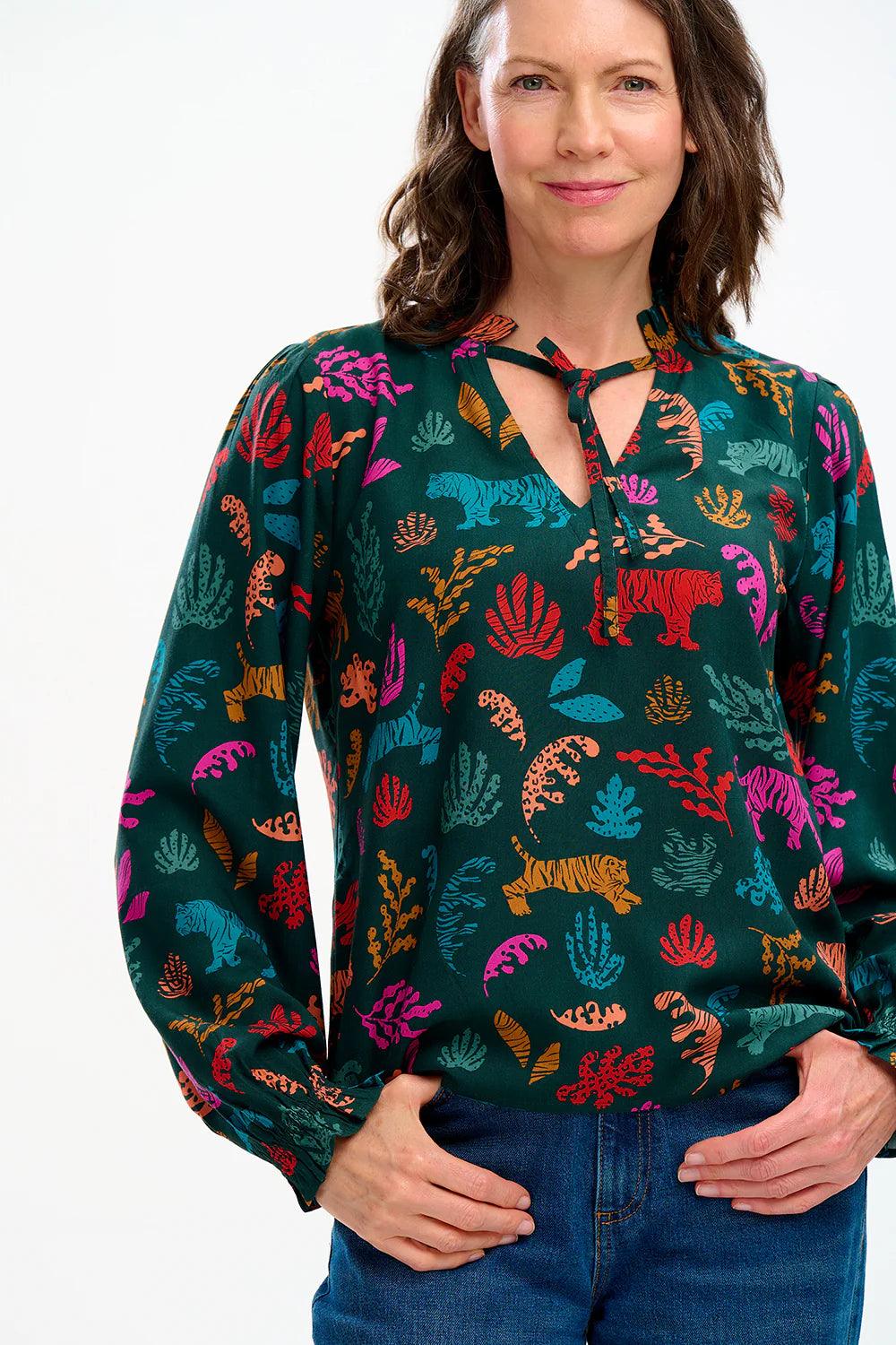 Camisa Sugarhill Candice Frill Dark Green Tiger Cutouts - ECRU