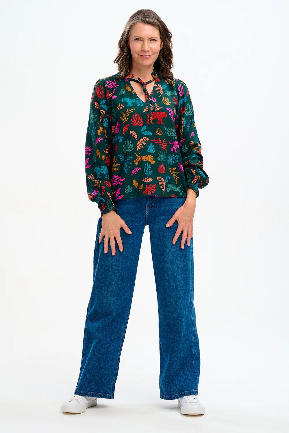 Camisa Sugarhill Candice Frill Dark Green Tiger Cutouts - ECRU