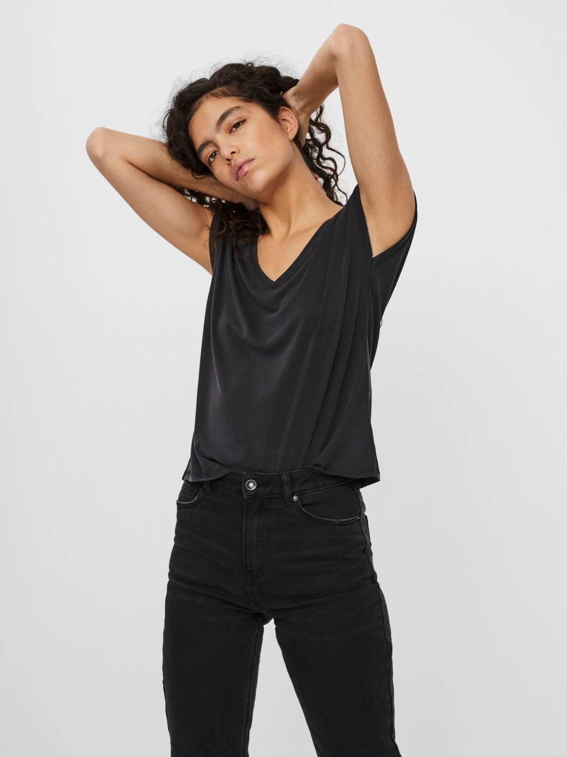 Camiseta Filli Básica de Mujer Vero Moda Cuello Pico Negro - ECRU