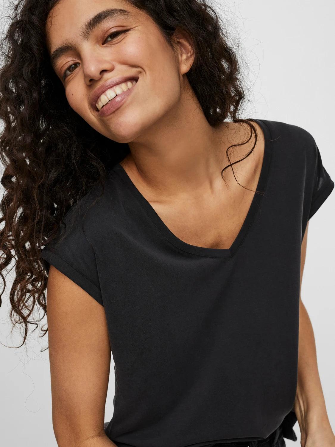 Camiseta Filli Básica de Mujer Vero Moda Cuello Pico Negro - ECRU