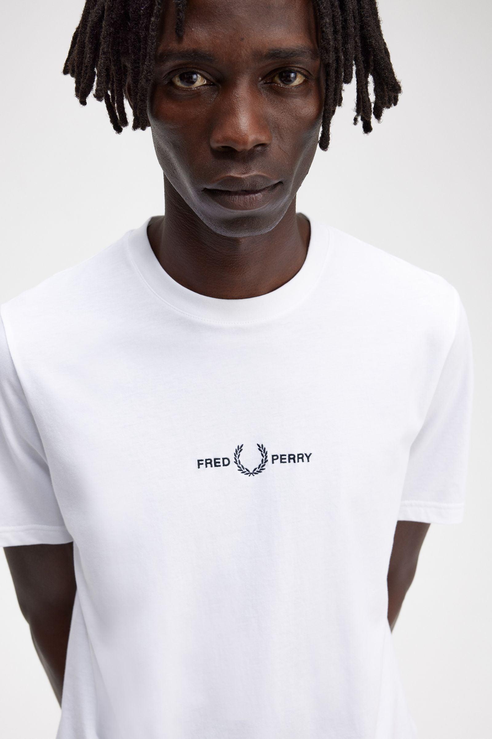 Camiseta Fred Perry Bordada M4580 Blanca - ECRU