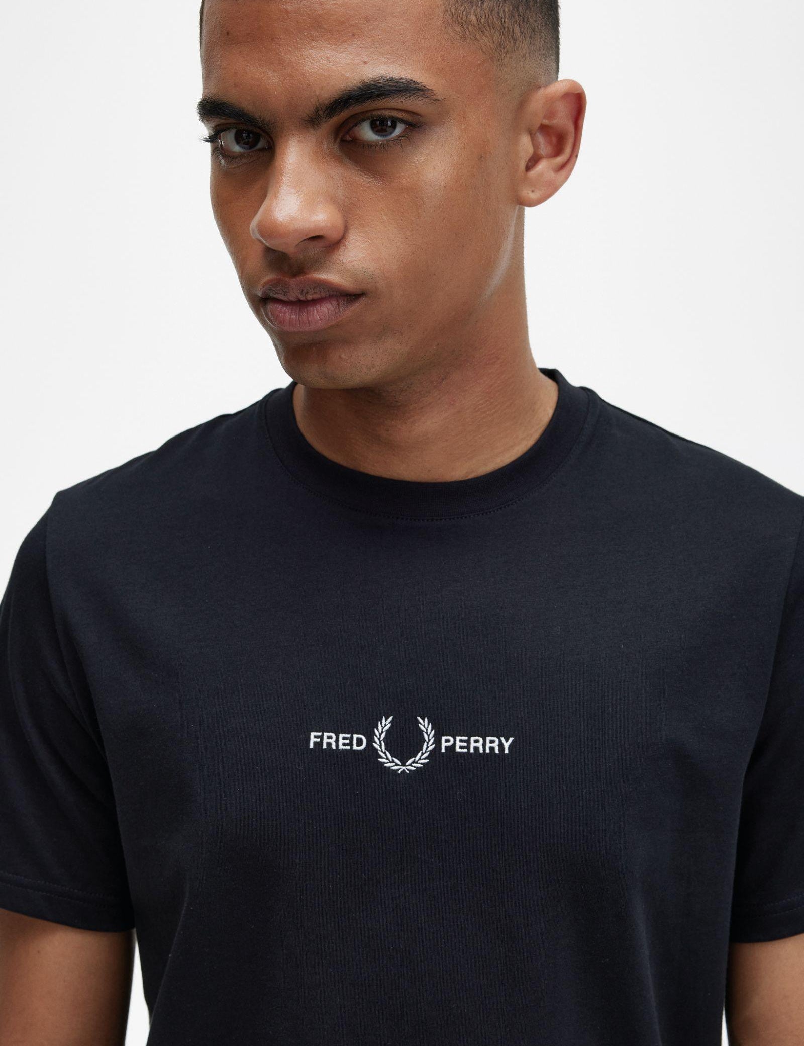 Camiseta Fred Perry Bordada M4580 Negra - ECRU