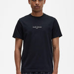 Camiseta Fred Perry Bordada M4580 Negra - ECRU