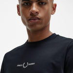 Camiseta Fred Perry Bordada M4580 Negra - ECRU