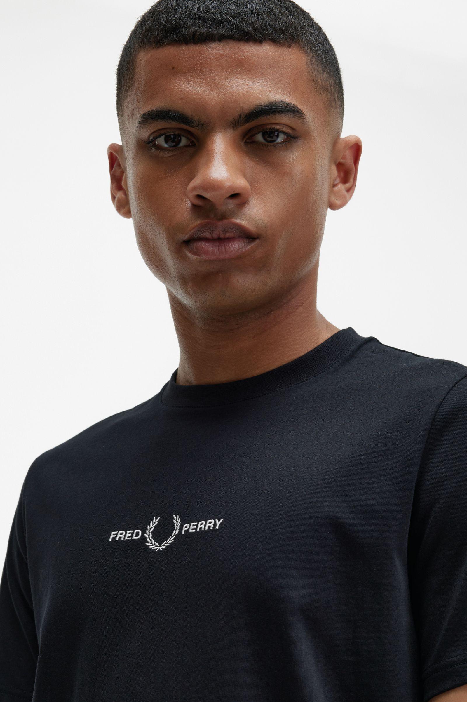 Camiseta Fred Perry Bordada M4580 Negra - ECRU