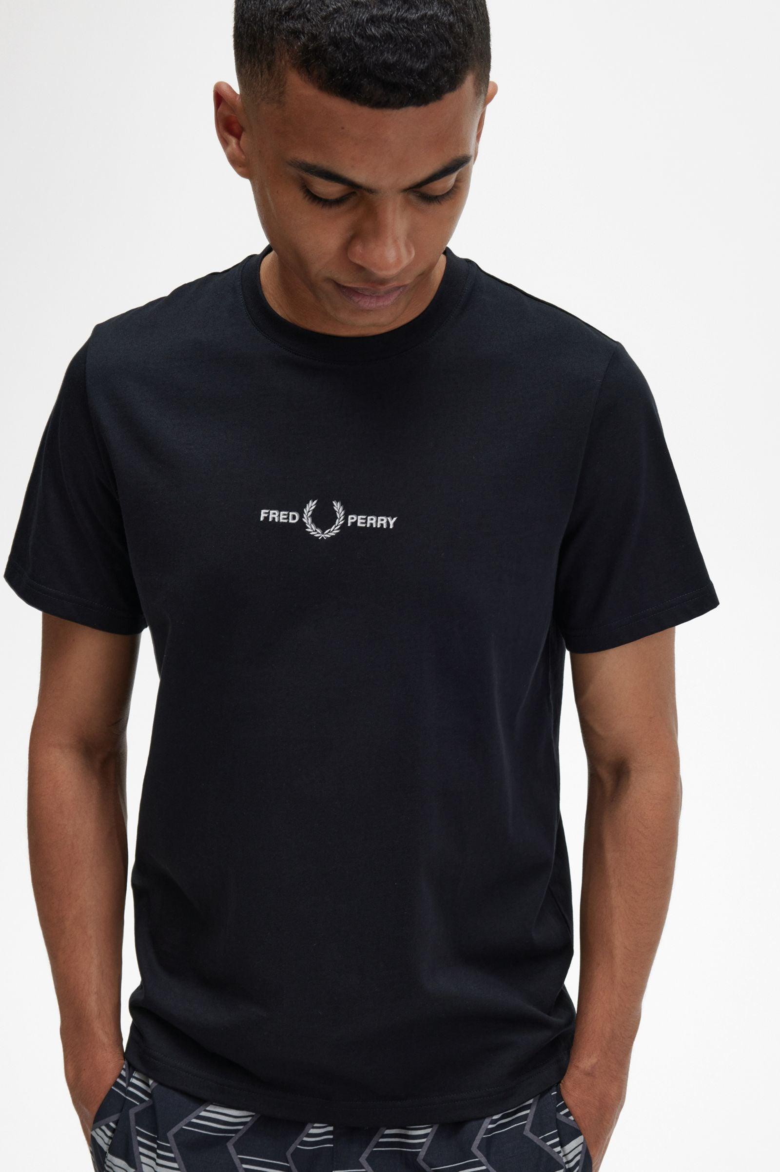 Camiseta Fred Perry Bordada M4580 Negra - ECRU