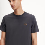 Camiseta Fred Perry M1600 Gris Ancla Caramelo Oscuro - ECRU