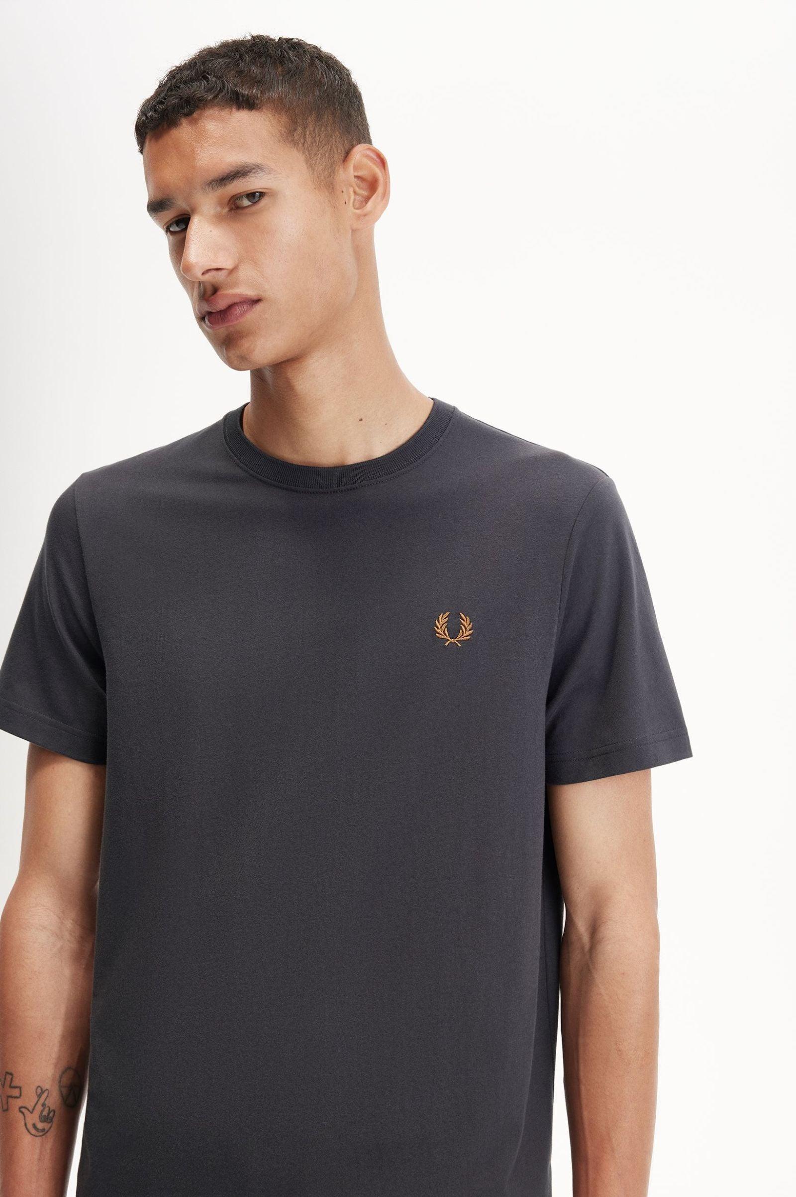 Camiseta Fred Perry M1600 Gris Ancla Caramelo Oscuro - ECRU