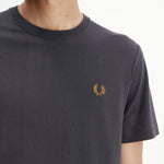 Camiseta Fred Perry M1600 Gris Ancla Caramelo Oscuro - ECRU