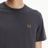 Camiseta Fred Perry M1600 Gris Ancla Caramelo Oscuro - ECRU