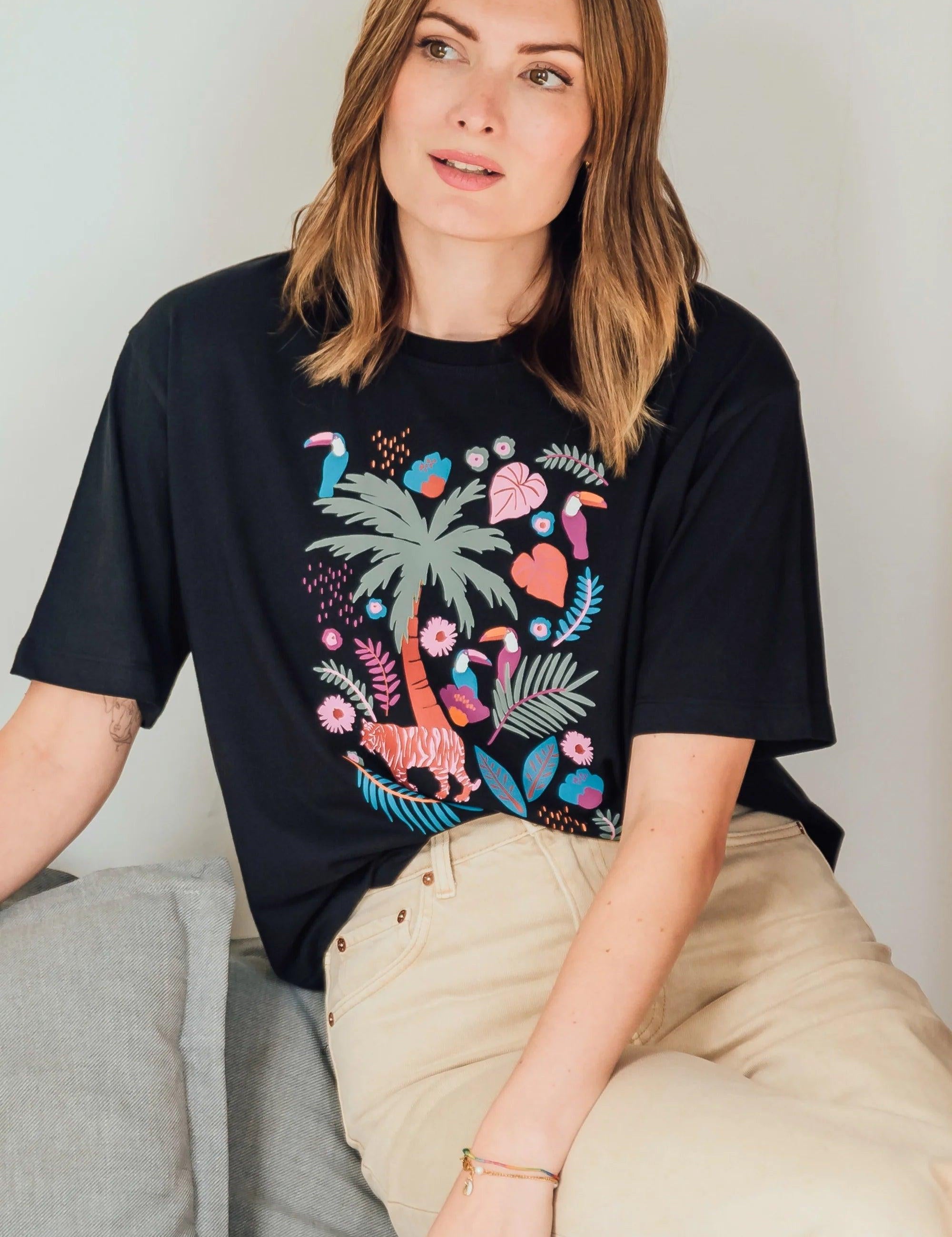 Camiseta Sugarhill Kinsley Relaxed Black Tigers & Toucans - ECRU