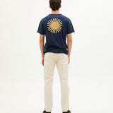 Camiseta Thinking Mu Navy Sol Espalda Curry - ECRU