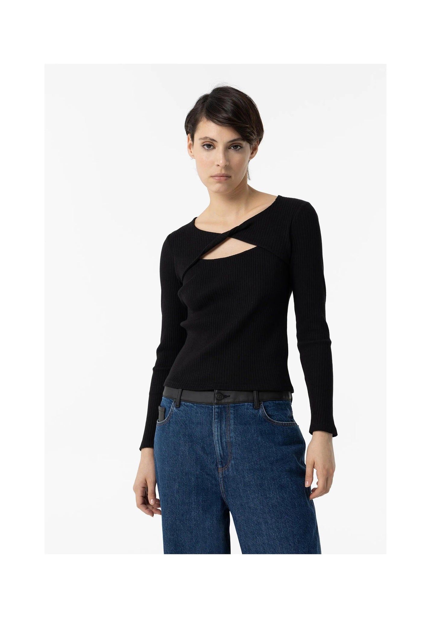 Camiseta Tiffosi Cora Canalé Cut Out Negro - ECRU