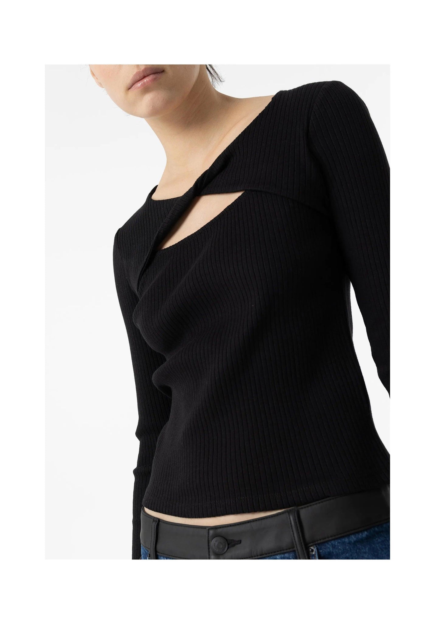 Camiseta Tiffosi Cora Canalé Cut Out Negro - ECRU