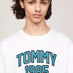 Camiseta Tommy Jeans Varsity con Logo - ECRU