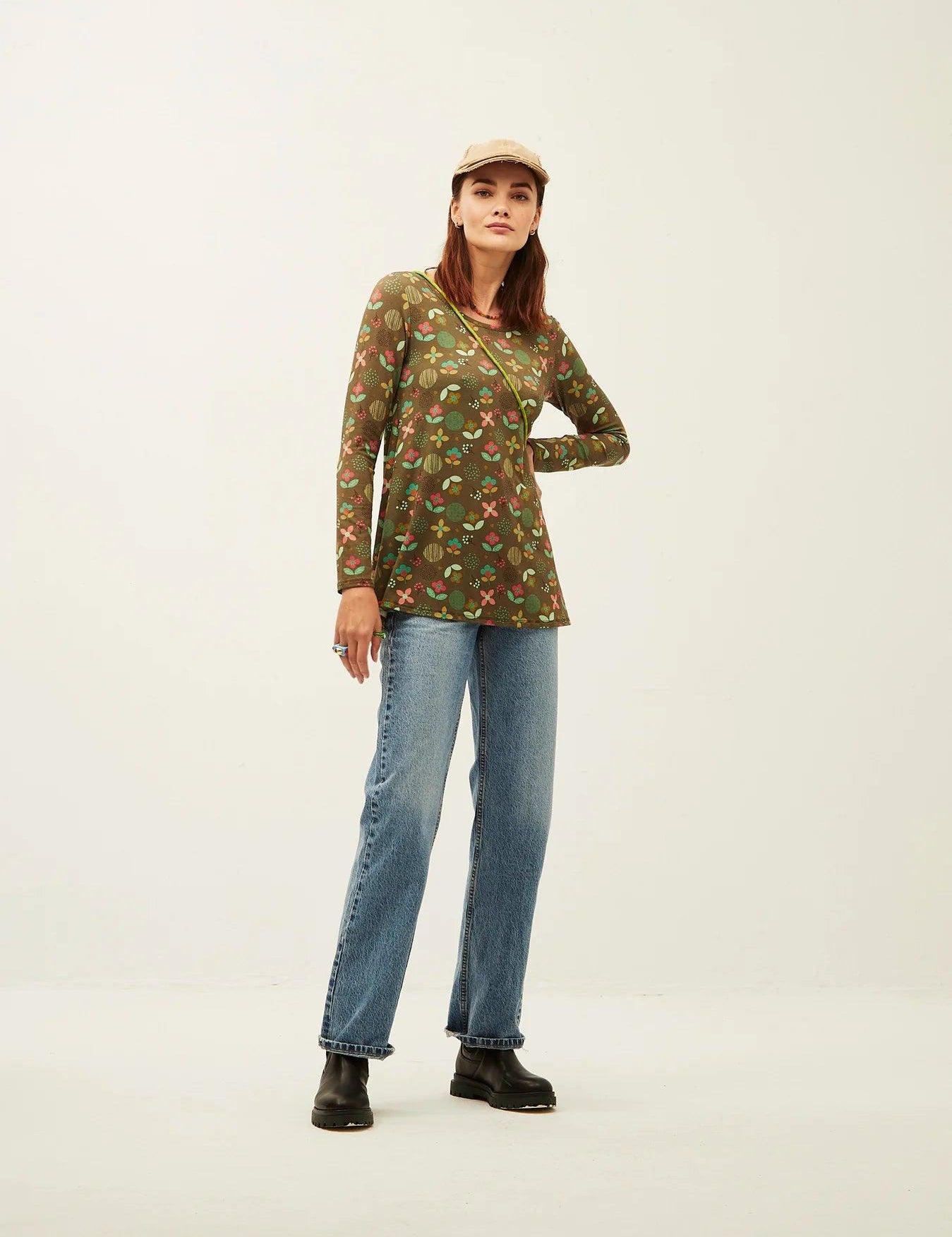 Camiseta Xantik Easy Green Flower Garden - ECRU