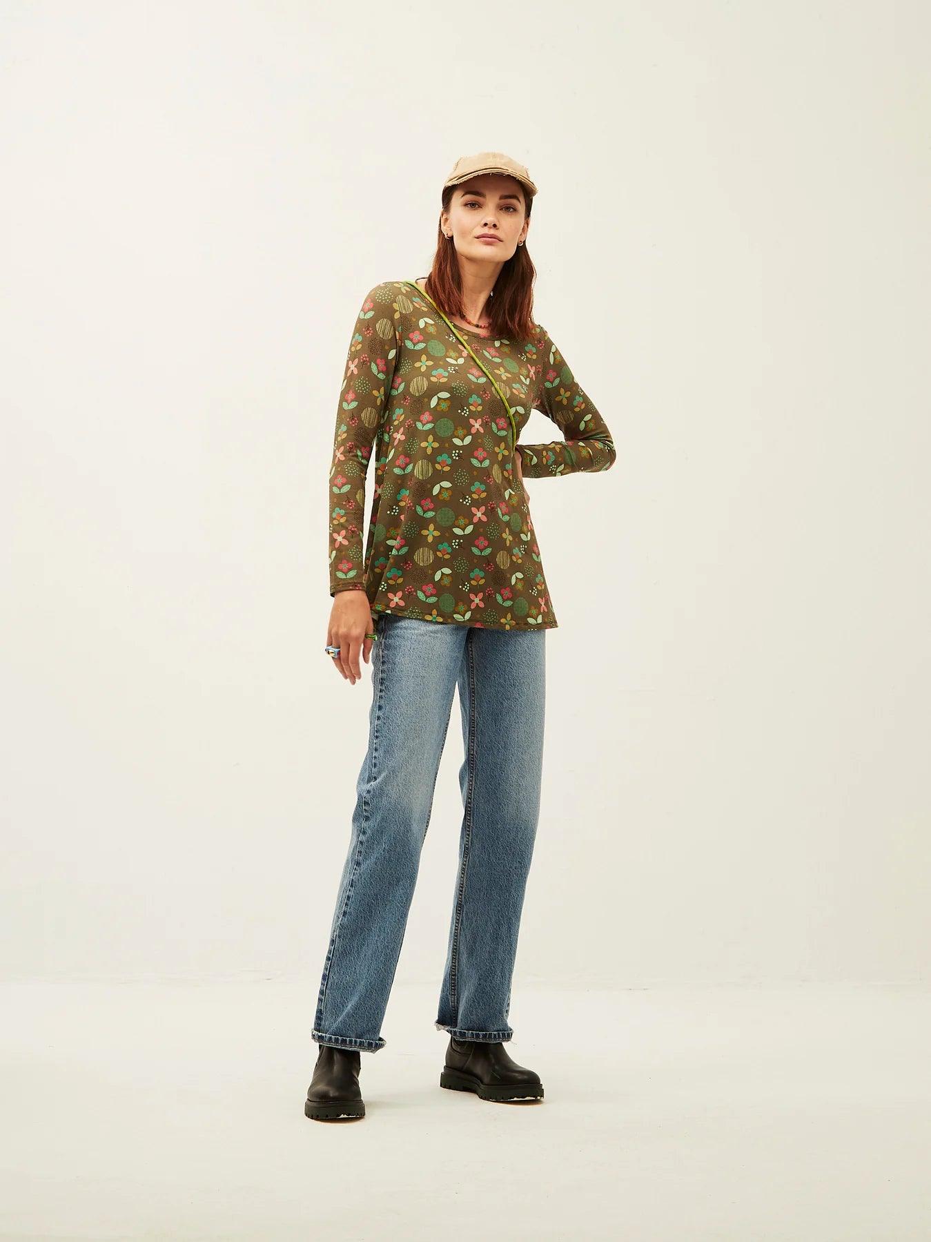 Camiseta Xantik Easy Green Flower Garden - ECRU