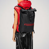 Mochila Rains Rolltop Rucksack Contrast - ECRU