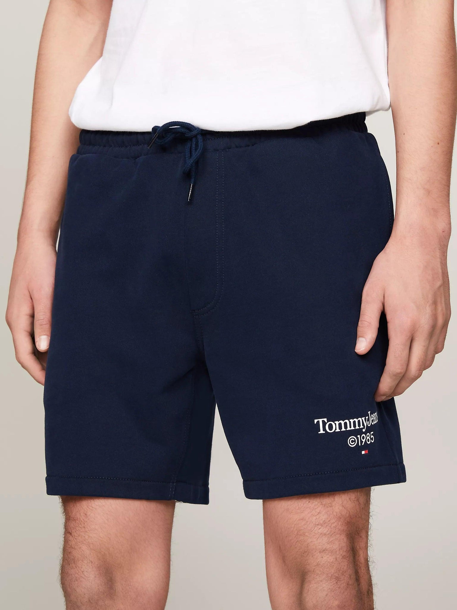 Pantalón Tommy Jeans Corto de Deporte con Logo Gráfico - ECRU