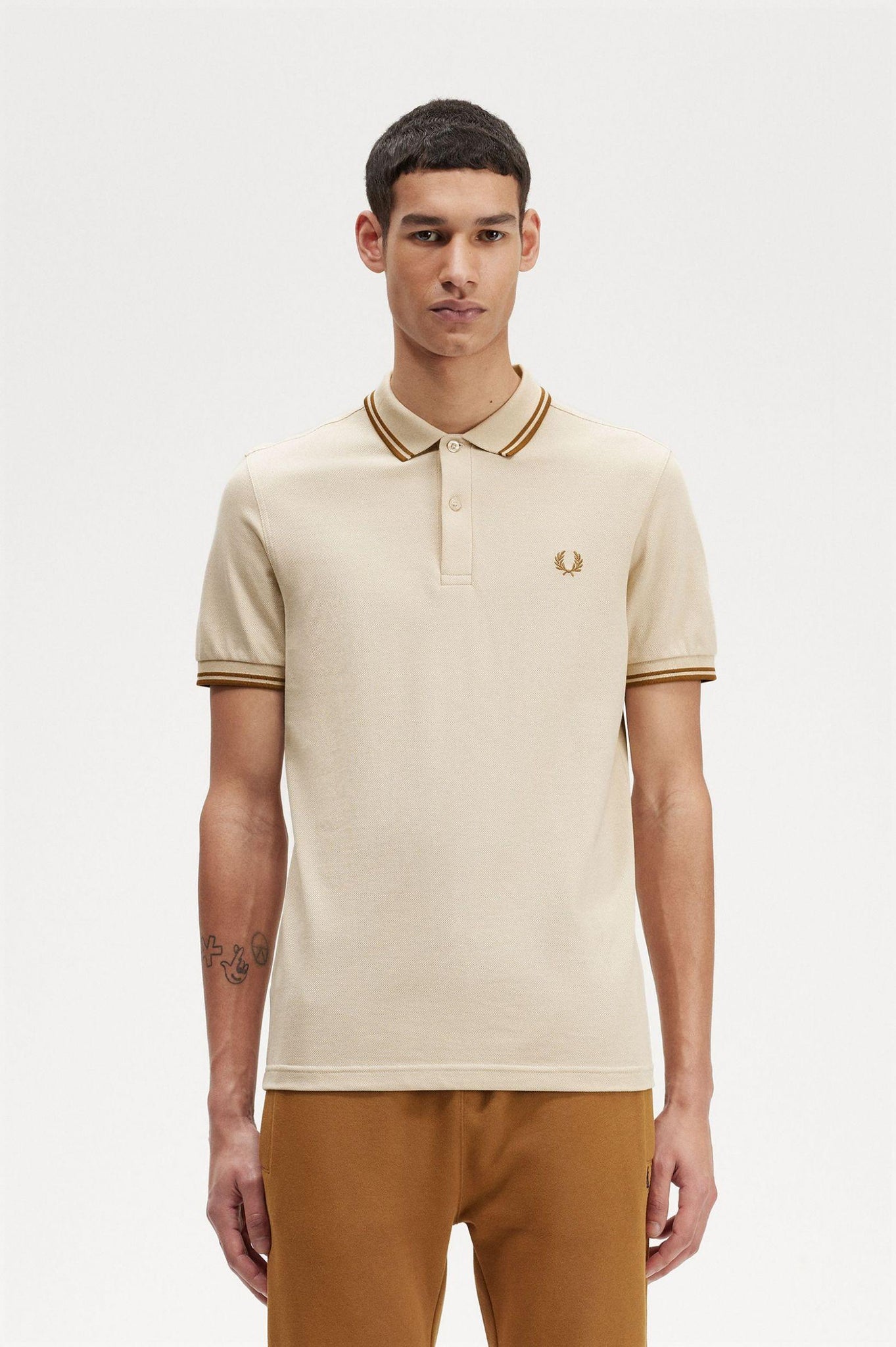 Polo Fred Perry M3600 Avena Caramelo Oscuro - ECRU