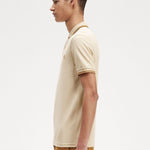 Polo Fred Perry M3600 Avena Caramelo Oscuro - ECRU