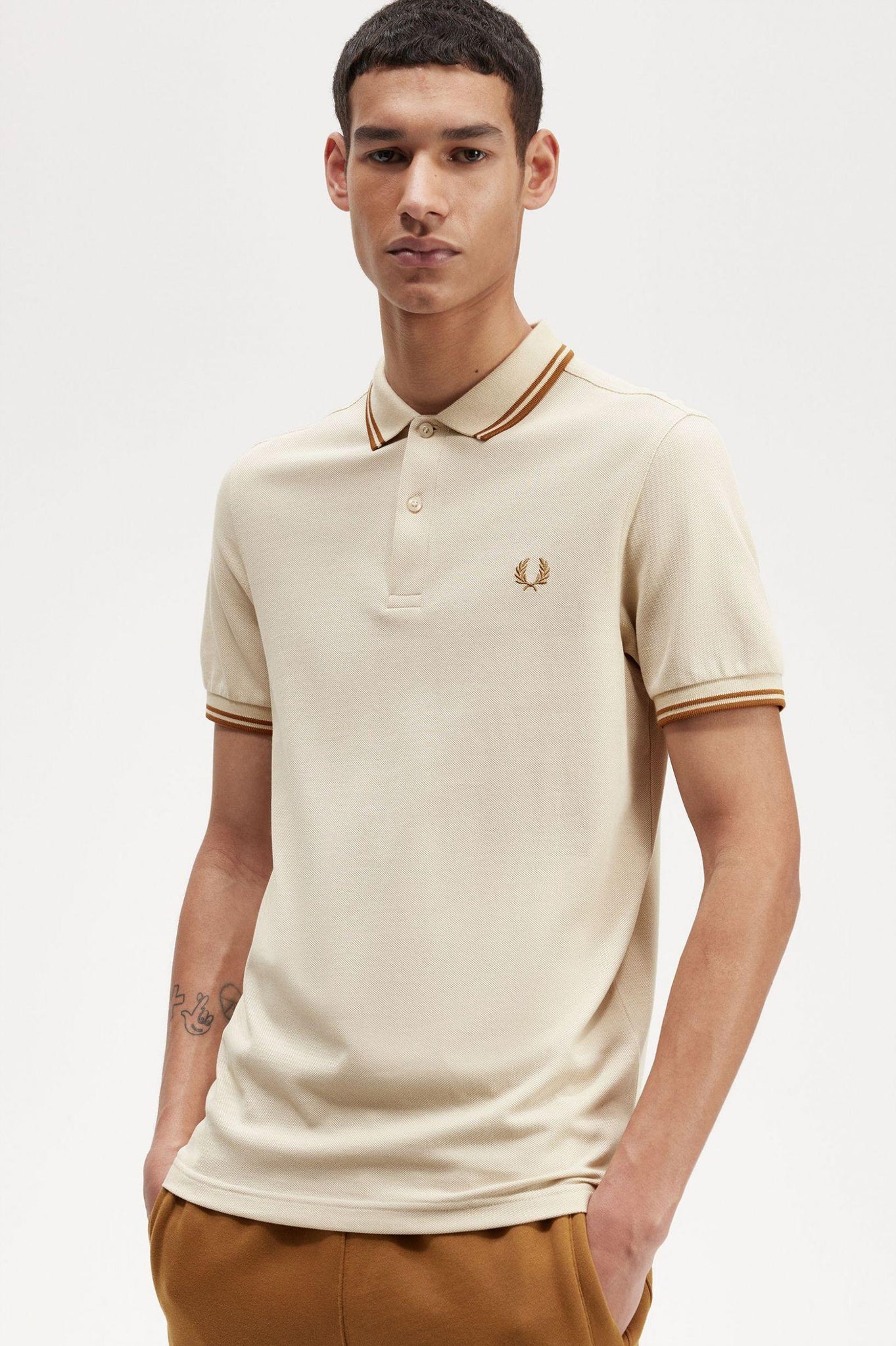 Polo Fred Perry M3600 Avena Caramelo Oscuro - ECRU