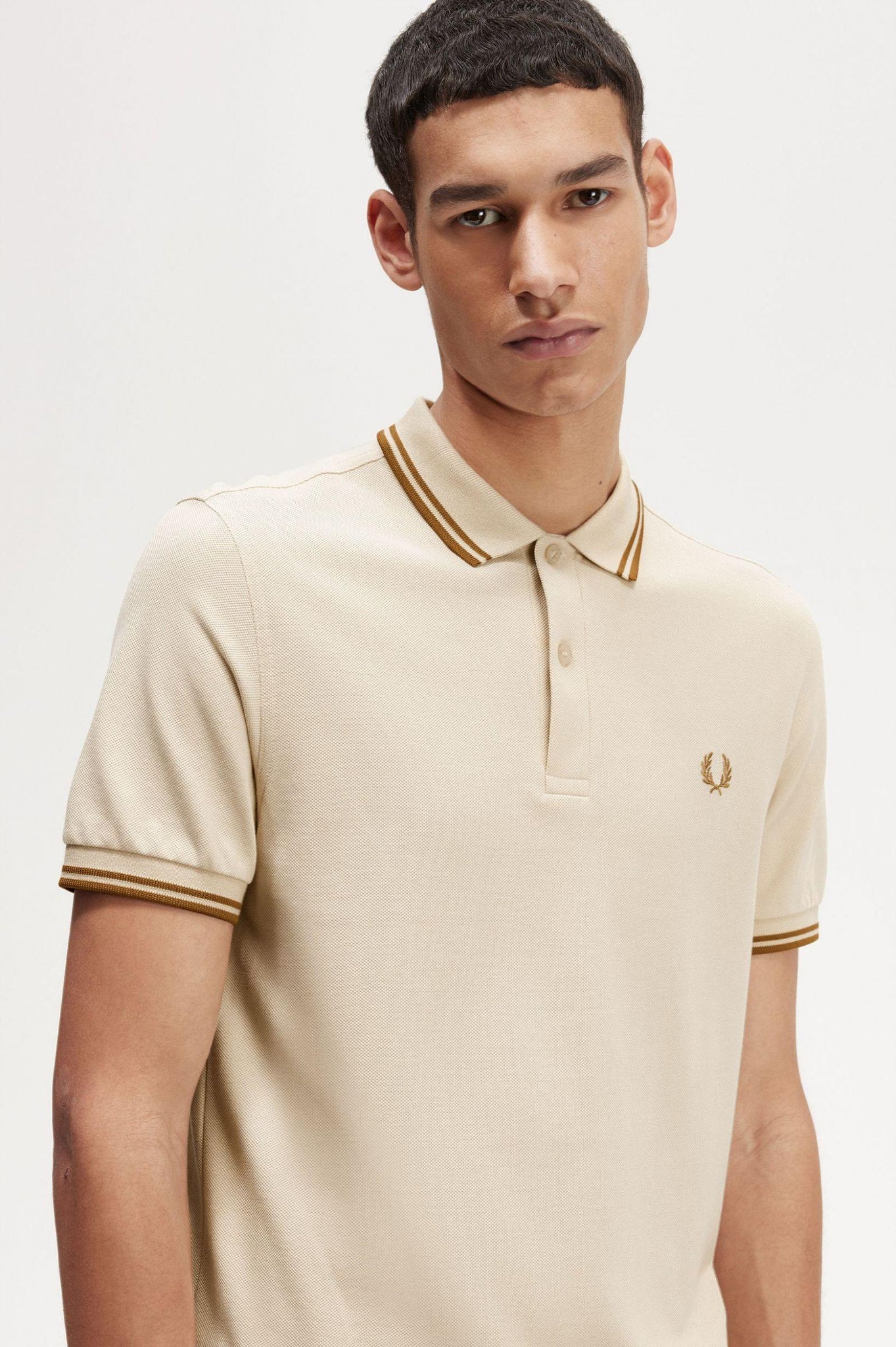 Polo Fred Perry M3600 Avena Caramelo Oscuro - ECRU