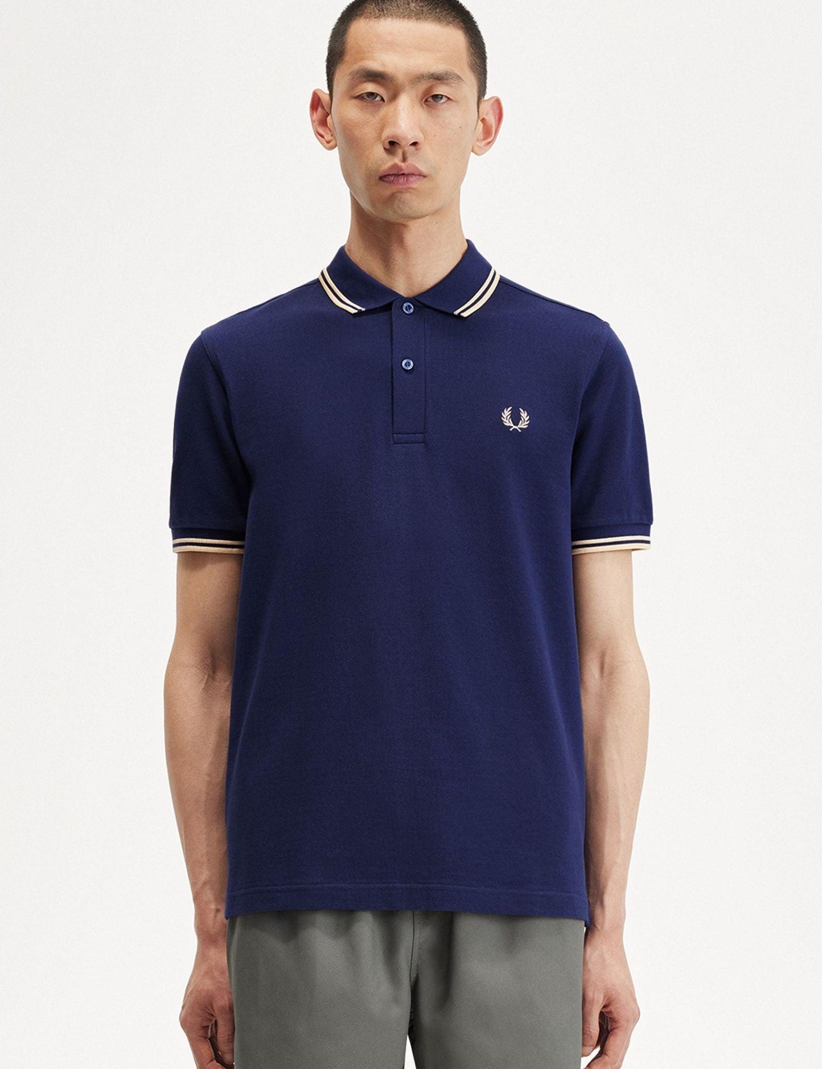 Polo Fred Perry M3600 Azul Marino Francés Helado - ECRU