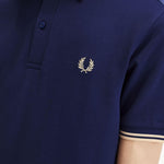 Polo Fred Perry M3600 Azul Marino Francés Helado - ECRU