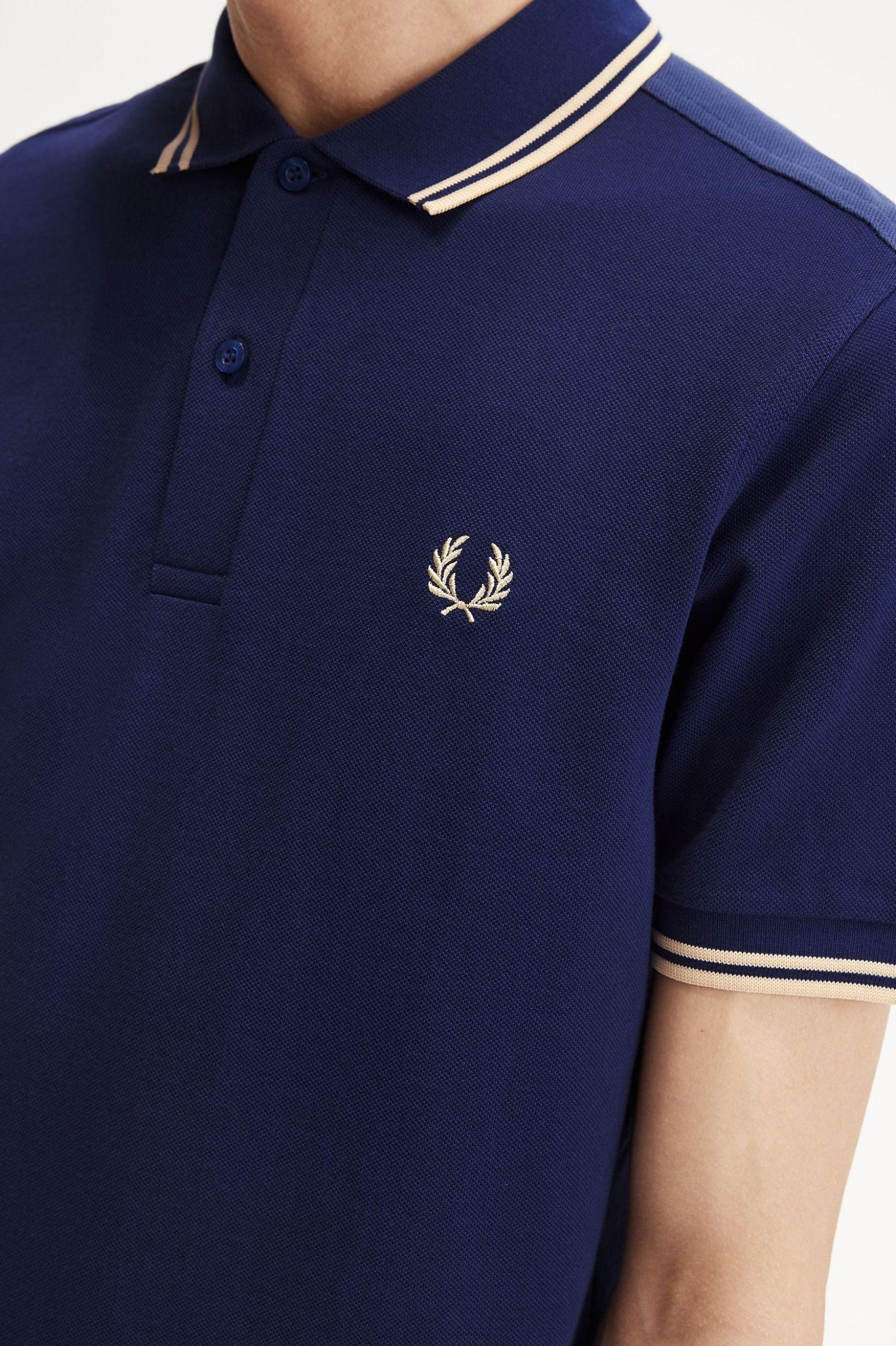 Polo Fred Perry M3600 Azul Marino Francés Helado - ECRU