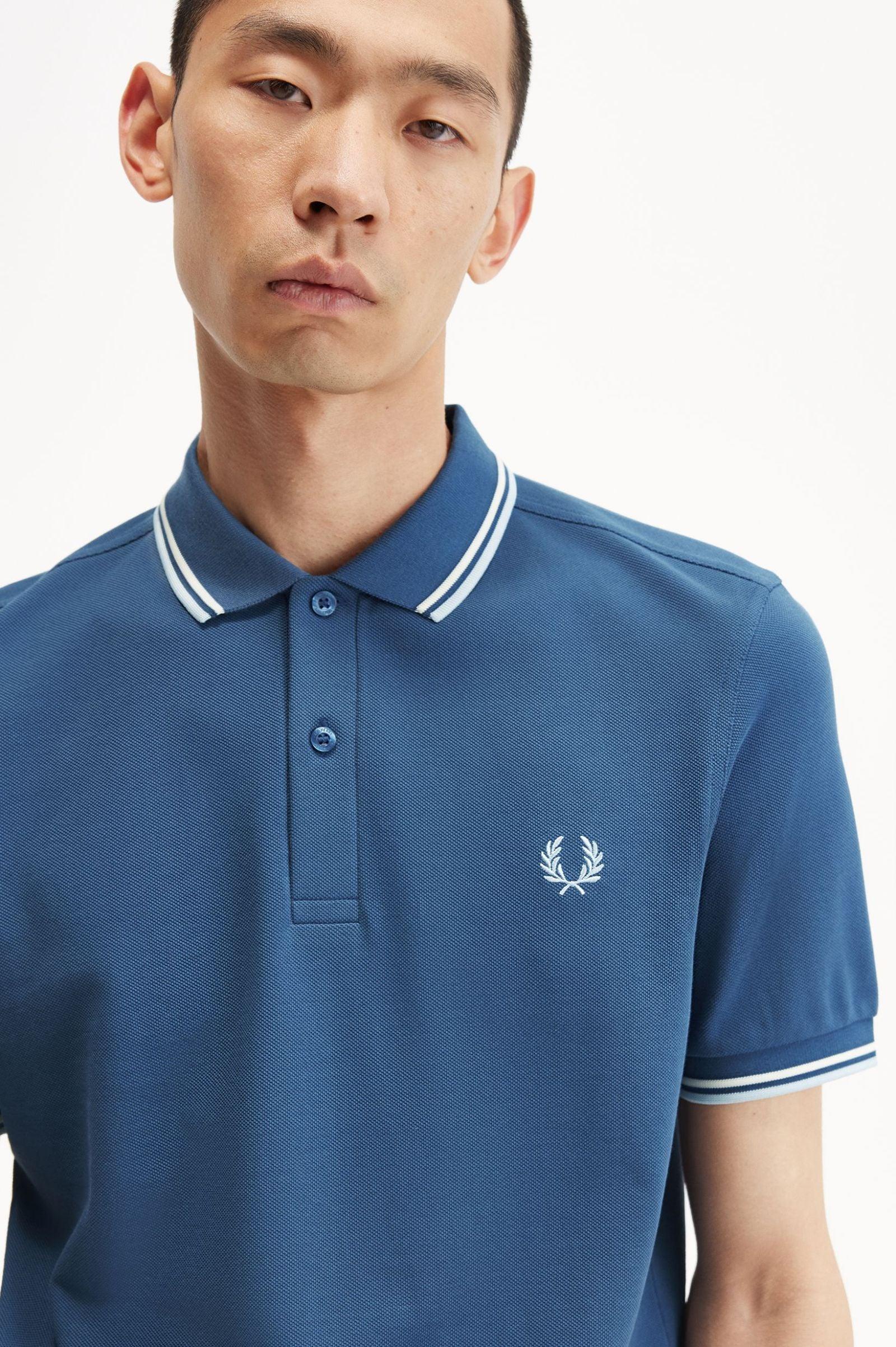 Polo Fred Perry M3600 Azul Medianoche Crudo Hielo Claro - ECRU