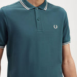 Polo Fred Perry M3600 Azul Petróleo Ostra Claro - ECRU