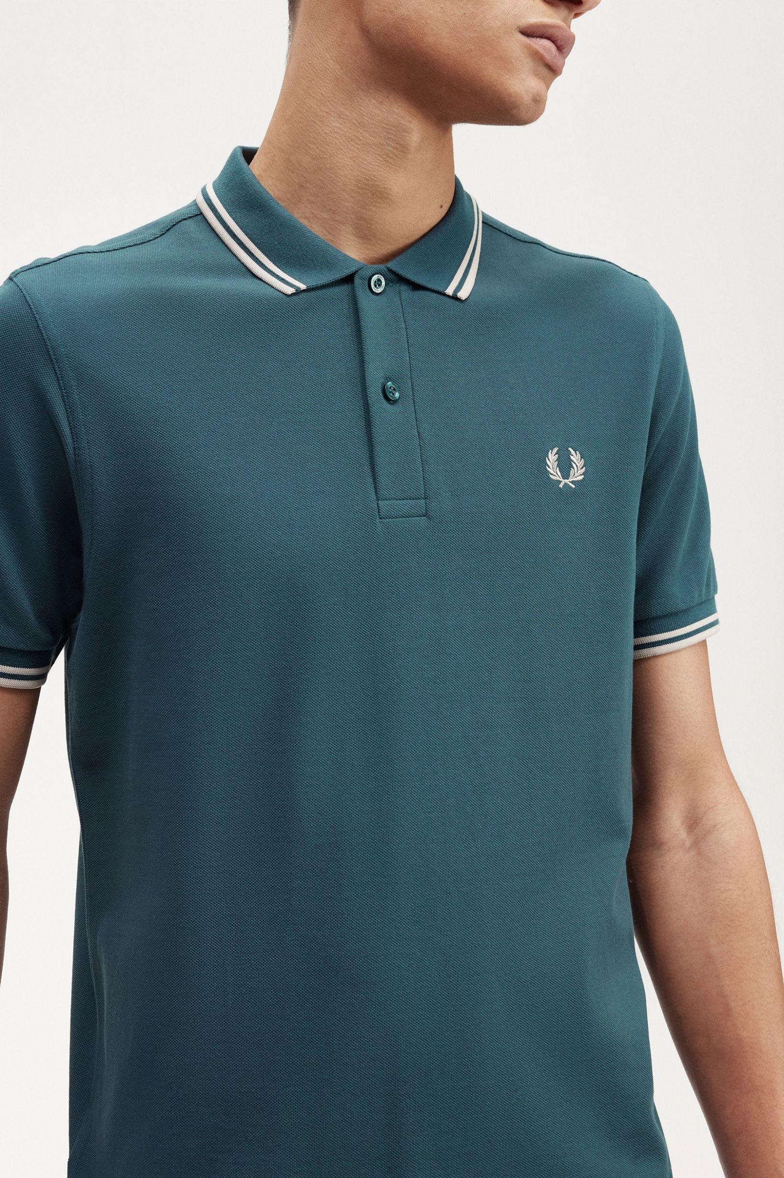 Polo Fred Perry M3600 Azul Petróleo Ostra Claro - ECRU