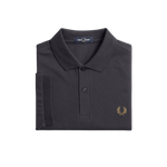 Polo Fred Perry M6000 Gris Ancla Caramelo Oscuro - ECRU