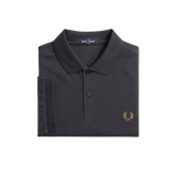 Polo Fred Perry M6000 Gris Ancla Caramelo Oscuro - ECRU