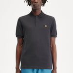 Polo Fred Perry M6000 Gris Ancla Caramelo Oscuro - ECRU