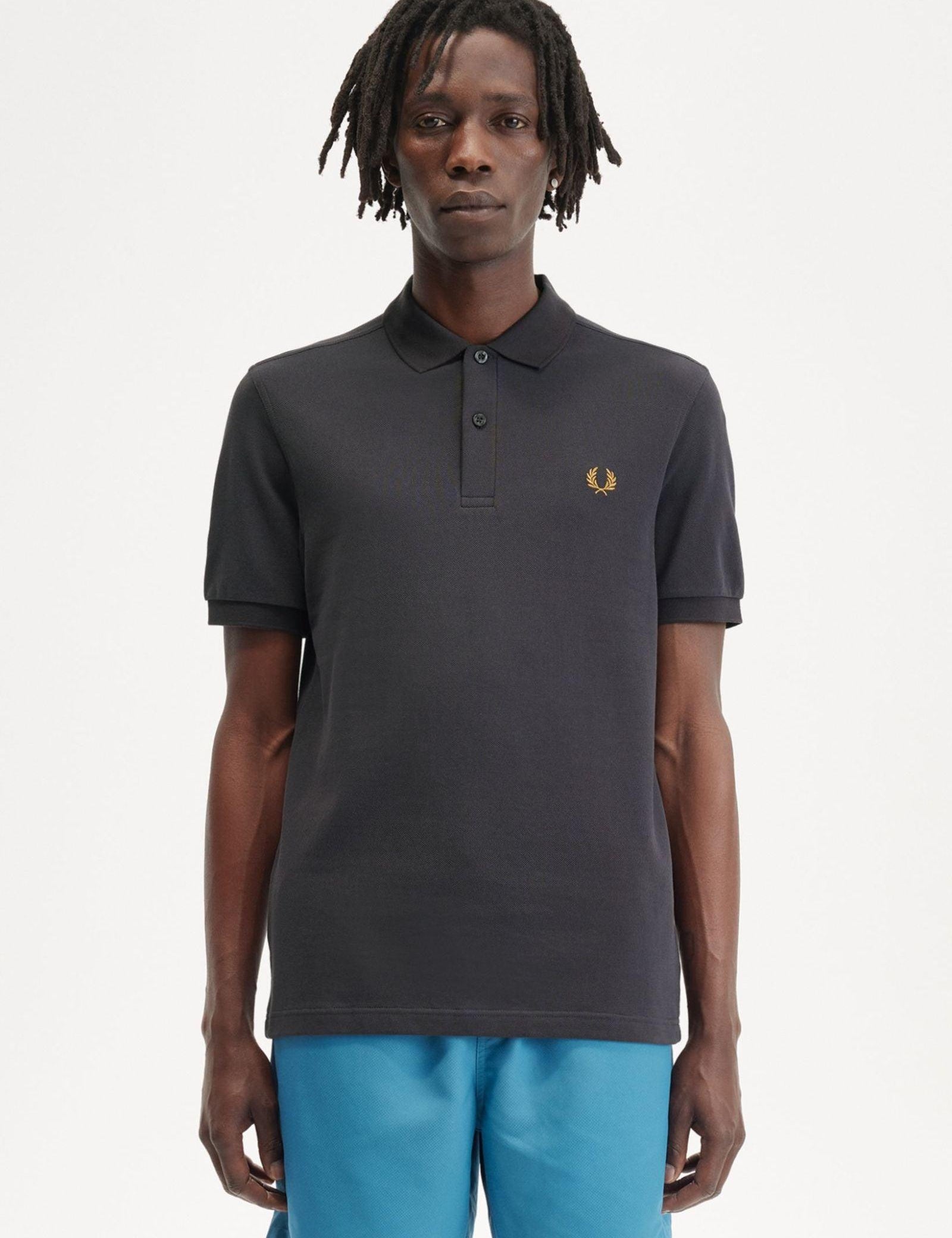 Polo Fred Perry M6000 Gris Ancla Caramelo Oscuro - ECRU