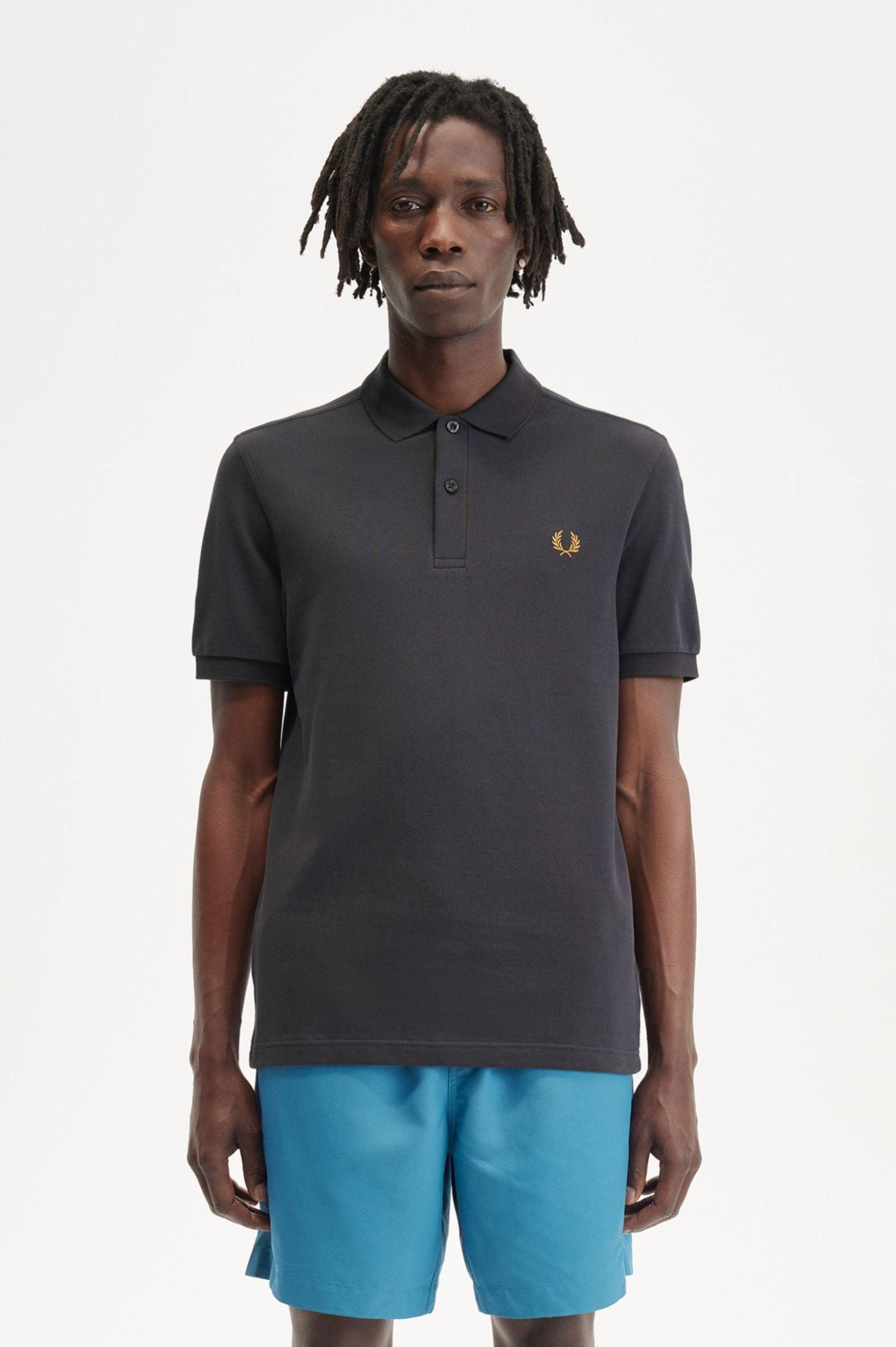 Polo Fred Perry M6000 Gris Ancla Caramelo Oscuro - ECRU