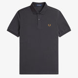 Polo Fred Perry M6000 Gris Ancla Caramelo Oscuro - ECRU