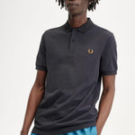 Polo Fred Perry M6000 Gris Ancla Caramelo Oscuro - ECRU