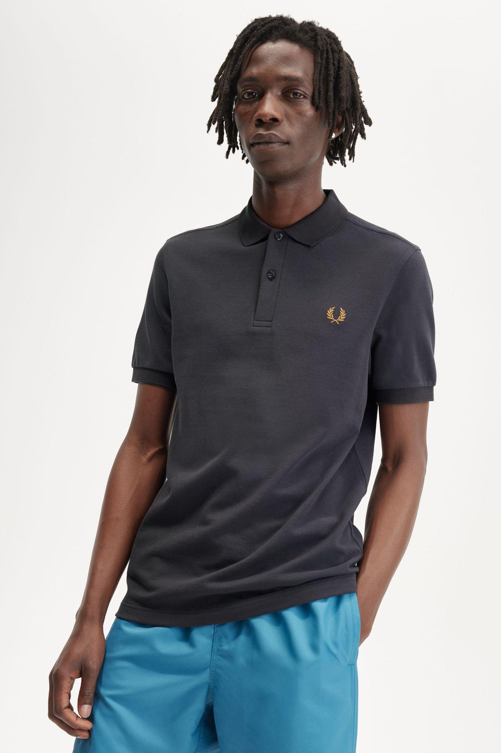 Polo Fred Perry M6000 Gris Ancla Caramelo Oscuro - ECRU