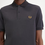 Polo Fred Perry M6000 Gris Ancla Caramelo Oscuro - ECRU