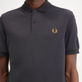 Polo Fred Perry M6000 Gris Ancla Caramelo Oscuro - ECRU